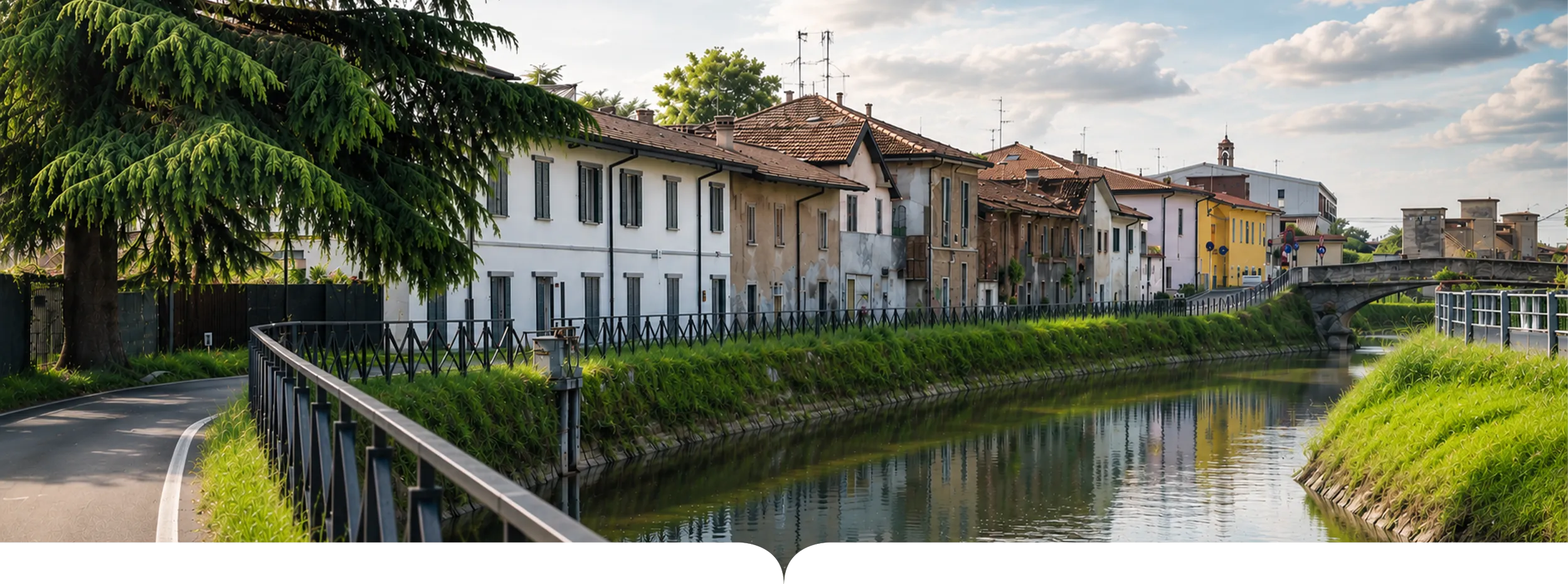 Veduta di Gorgonzola con il Naviglio Martesana e gli edifici del centro